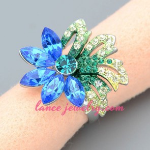 Dazzling flower model decorated ring