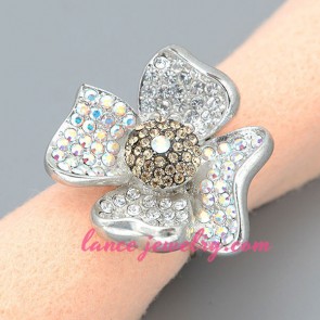 Romantic ring with rhinestone in the flower shape decoration