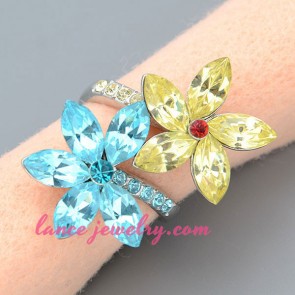 Charming ring with samll size flower model 