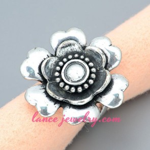 Personality ring with silver flower model