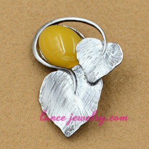 Trendy brooch with yellow color resin bead