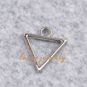 Wholesale direct factory most classical triangle shape zinc alloy pendant