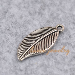 Cheap classical middle size leaf zinc alloy pendant