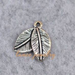 Classical factory leaf shaped zinc alloy pendant