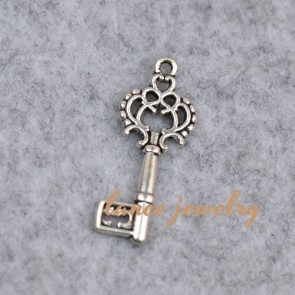 Hot selling classical key shaped zinc alloy pendant