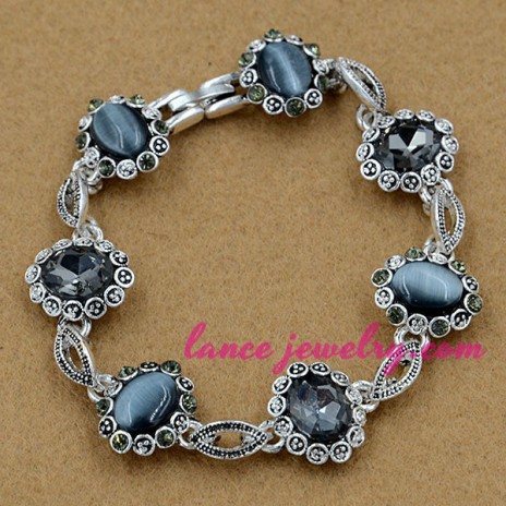 Delicate alloy bracelet with cat eye and crystal beads