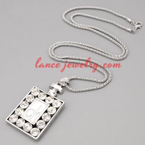 Dazzling necklace with metal chain & rectangle pendant 