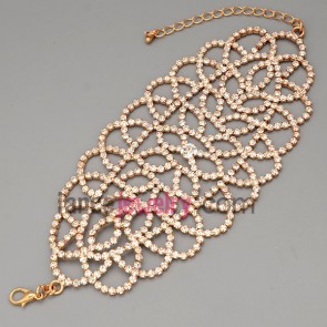 Glittering bracelet with brass claw chain decorated many shiny rhinestone with flower shape


