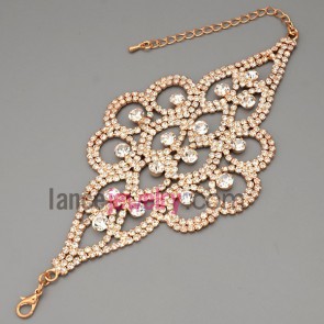 Cute bracelet with brass claw chain  decorated shiny rhinestone with blooming flowers 

