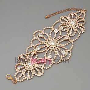 Romantic bracelet with brass claw chain decorated many shiny rhinestone with flower model
