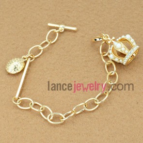 Glittering chain link bracelet decorated with an crown model