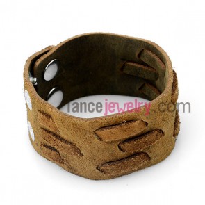 Personality bracelet decorated with brown leather and six snap fastener 
