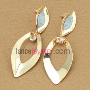 Trendy earrings with  hollow iron pendant decorated shiny pearl powder and rhinestone