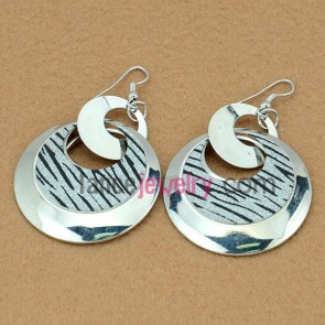 Fashion earrings with hollow iron rings pendant decorated shiny pearl powder 