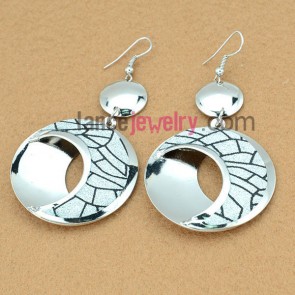 Special earrings with hollow iron ring pendant decorated shiny pearl powder 