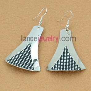 Cute earrings with iron pendant decorated shiny pearl powder