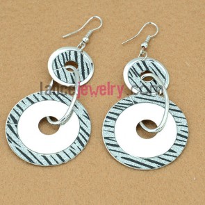 Sweet  earrings with hollow iron ring  pendant decorated shiny pearl powder