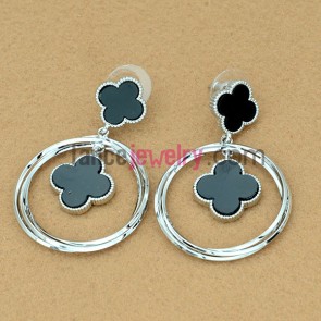 Circle and clovers decorated earrings 