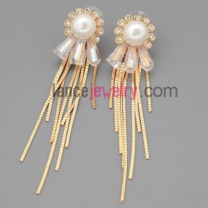 Dazzling earrings with glod brass decorated many shiny rhinestone with flower model and chain pendant  