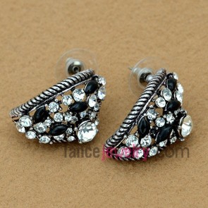 Gorgeous earrings with leaf-like shape