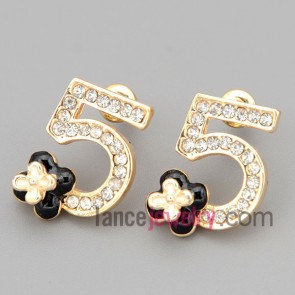 Fashion stud earrings with gold zinc alloy decorated shiny rhinestone with figure five 