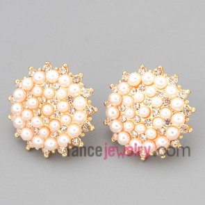 Cute stud earrings with gold zinc alloy decorated shiny rhinestone  and abs beads with flower model