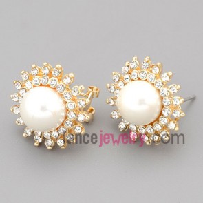 Nice stud earrings with gold zinc alloy decorated shiny rhinestone and big size abs beads 