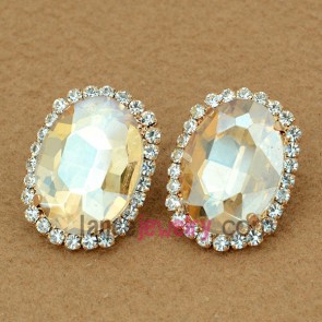 Nice circle shape zinc alloy stud earrings decorated with shiny crystal