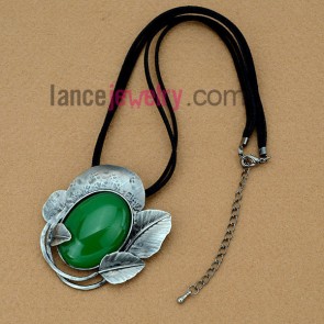 Nice green color stone pendant necklace  