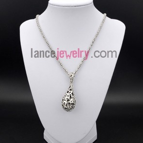 Elegant necklace with delicate pendant