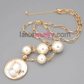 Special chain necklace with circular pendant decoration
