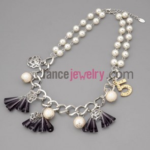 Mysterious beading design necklace with beautiful pendant decoration