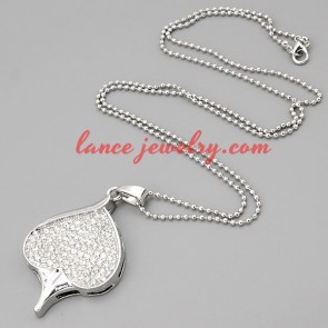 Fashion necklace with metal chain & heart pendant 