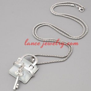 Elegant necklace with metal chain & cat eye pendant 