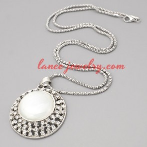 Fascinating necklace with metal chain & circle pendant 