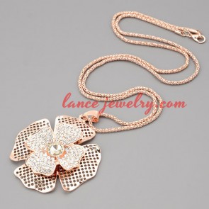 Sweet necklace with metal chain & flower pendant 