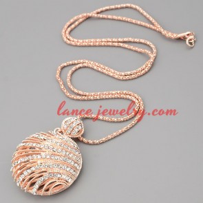 Shiny necklace with metal chain & circle pendant 