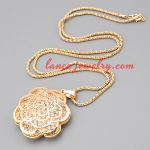 Shiny necklace with metal chain & cute flower pendant 
