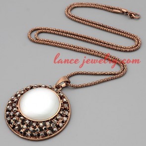Dazzling necklace with metal chain & circle pendant 