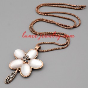 Sweet necklace with metal chain & flower pendant