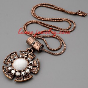 Cool necklace with metal chain & circle pendant