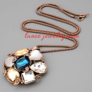 Cute necklace with metal chain & flower pendant