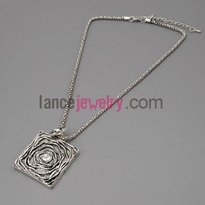 Personality necklace with silver metal chain & alloy pendant decorate shiny rhinestone with cute flower 