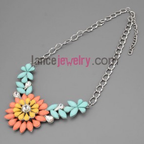 Romantic necklace with silver metal chain & alloy part decorate shiny crystal and multicolor resin with flower model