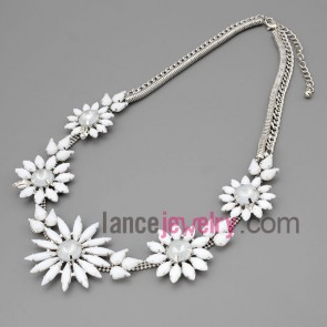Pure necklace with silver metal chain & alloy part decorate resin with different size flower model