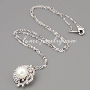 Dazzling necklace with metal chain & white ABS bead pendant decorated 