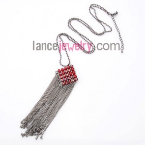 Conspicuous necklace with red crystal beads and chain pendant 

