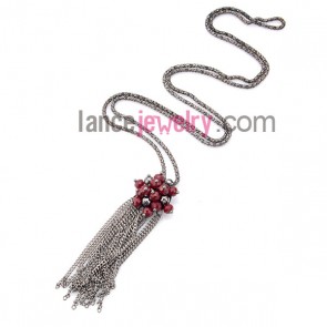 Conspicuous necklace with red crystal beads and chain pendant 

