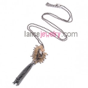 Glittering necklace with transparent crystal beads and chain pendant 

