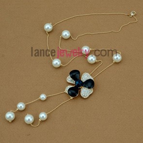 Trendy hand-made imitation pearl & rhinestone flower ornate strand necklace